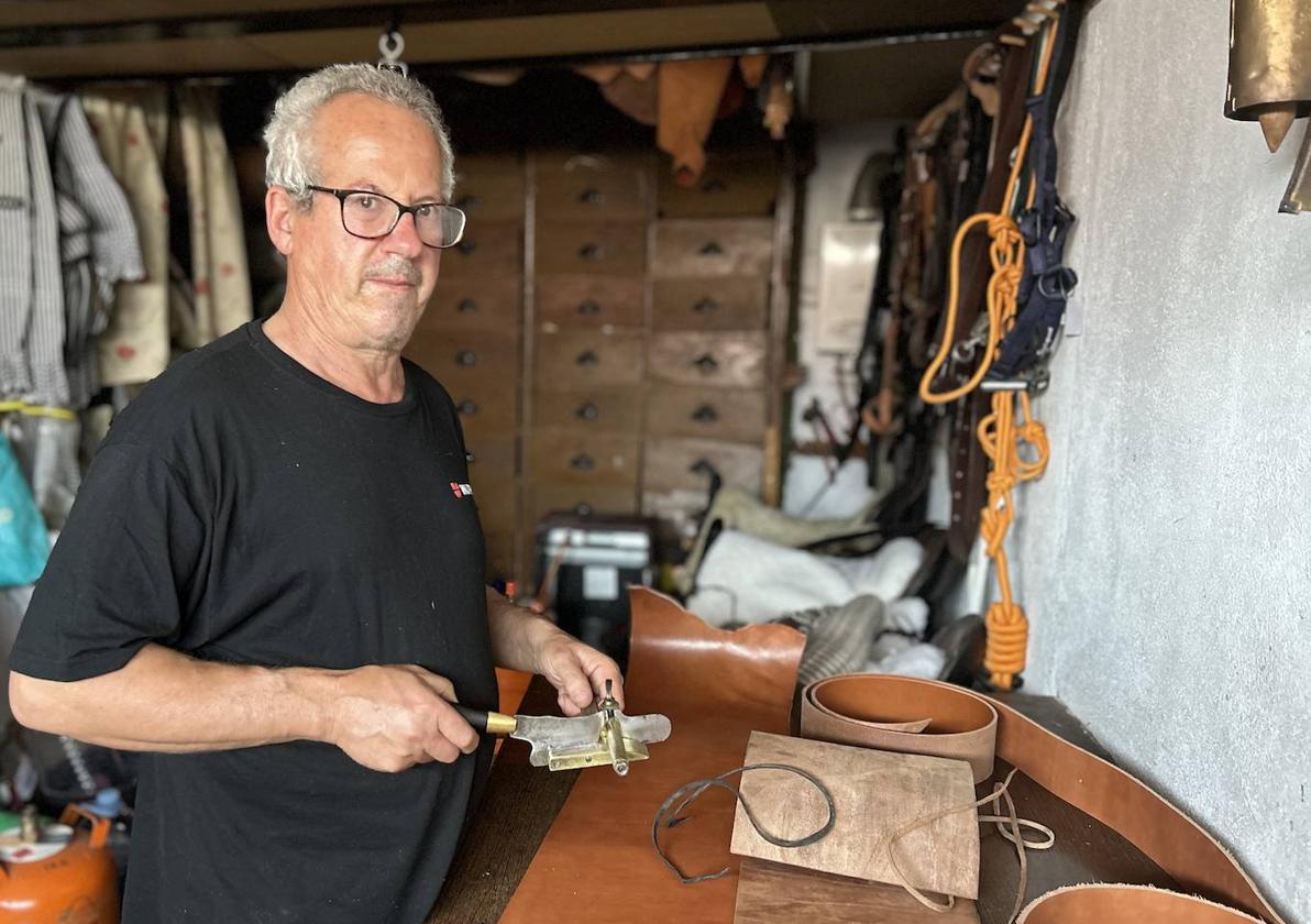 El guarnicionero que lleva a sus espaldas más de 1.000 monturas