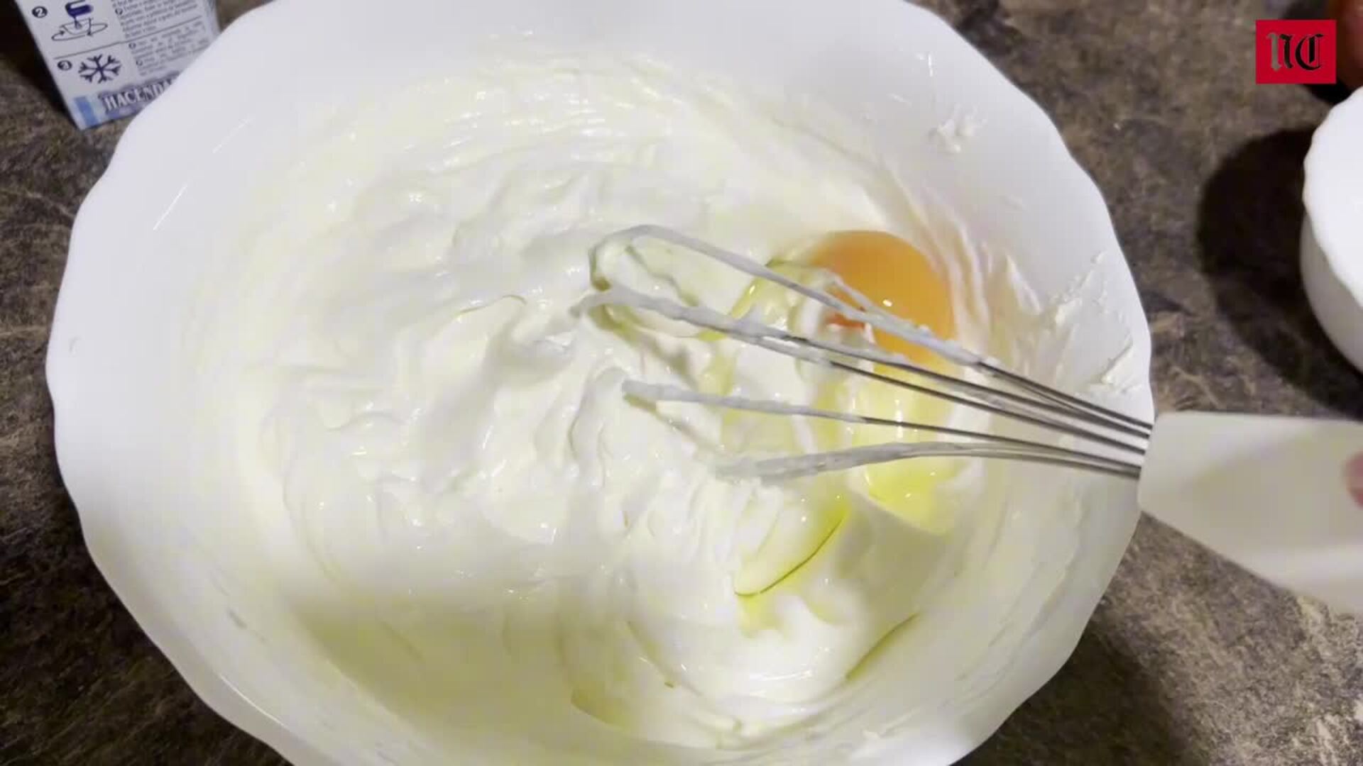Así se elabora una tarta de queso estilo La Viña