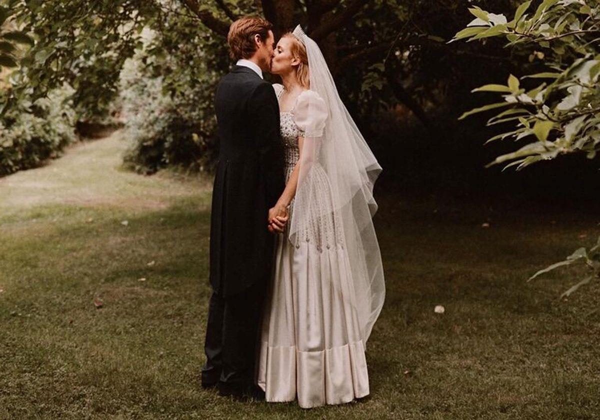 Beatriz de York y Edoardo Mapelli Mozzi besándose el día de su boda.