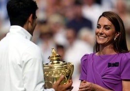 Carlos Alcaraz recibe el trofeo por su triunfo en Wimbledon, de manos de Kate Middleton.