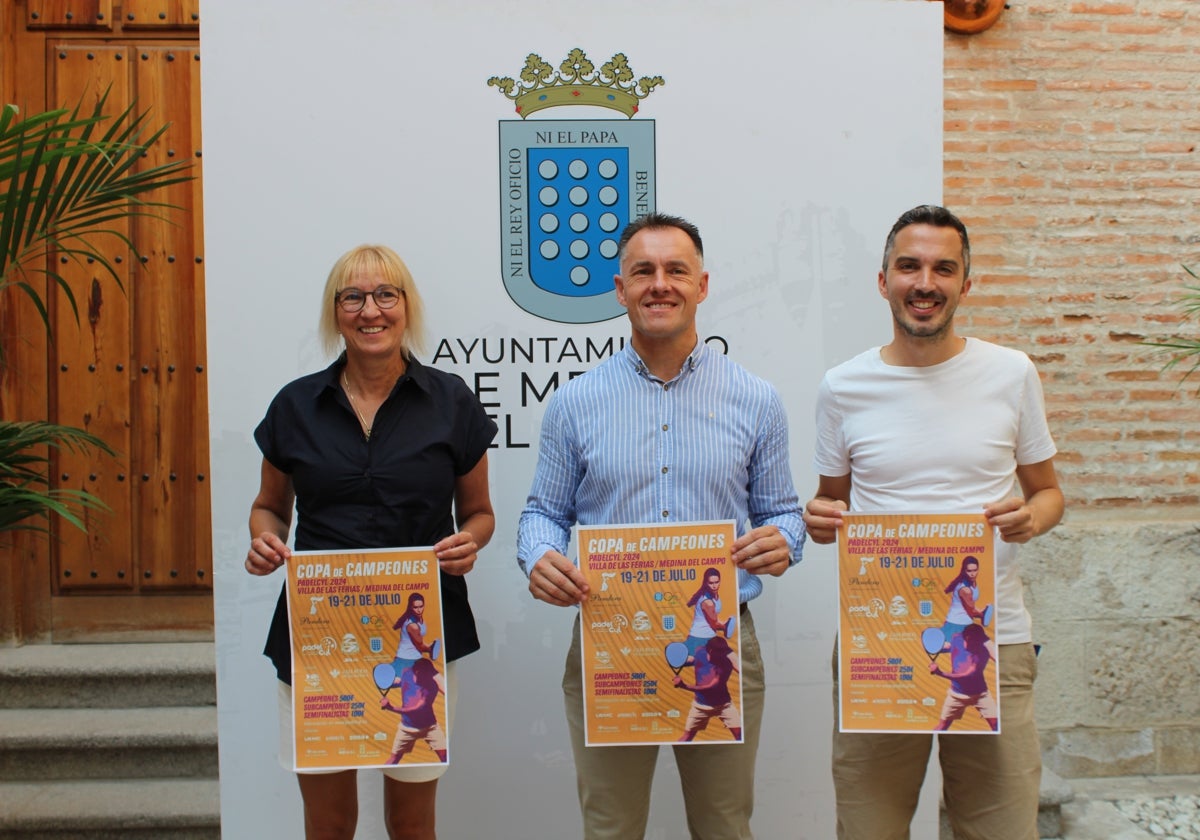 Victoria Barcina, Ricardo Coca y Diego García en la presentación