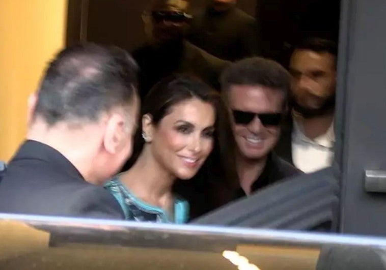 Paloma Cuevas con Luis Miguel a la salida del hotel.