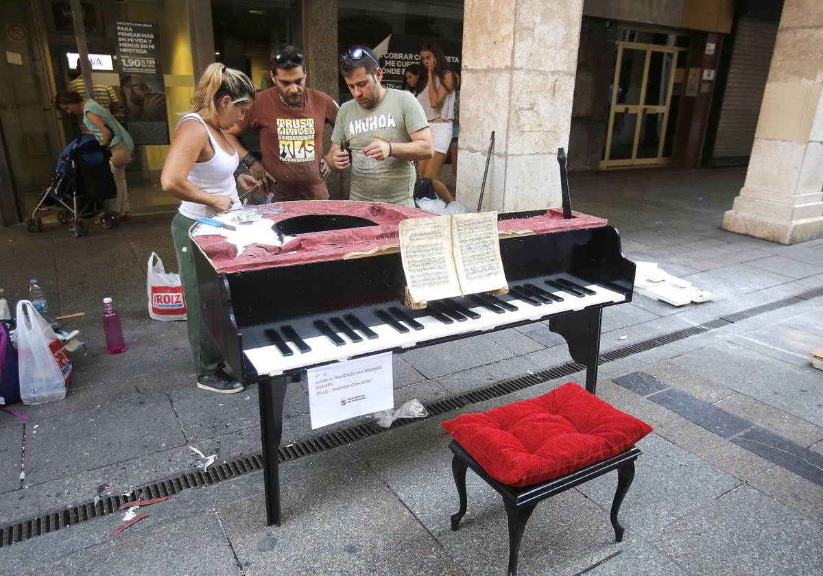 Una de las P transformadas en un piano en un pasado concurso de San Antolín.