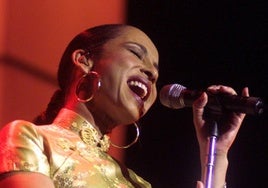 Imagen e archivo de la cantante Sade.