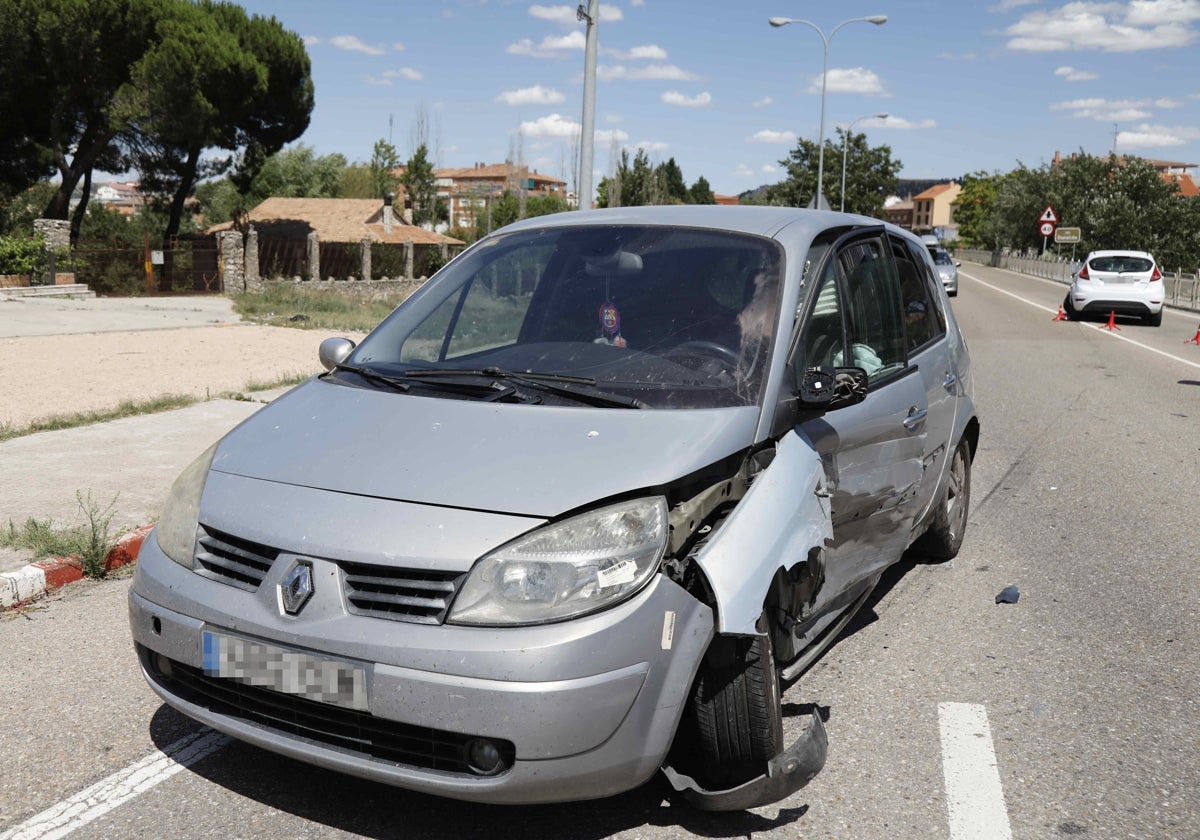 Turismos involucrados en el accidente. En primer plano el que ha quedado parado en el carril de desaceleración y, al fondo a la derecha, el que ha quedado inmovilizado ocupando uno de los carriles de la travesía.