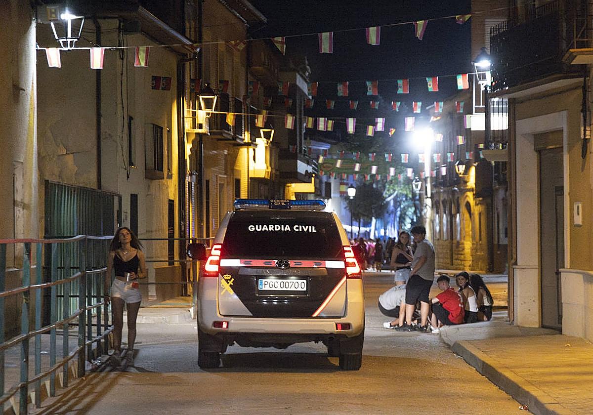 Controles y perros, así patrulla la Guardia Civil en las fiesta de los pueblos