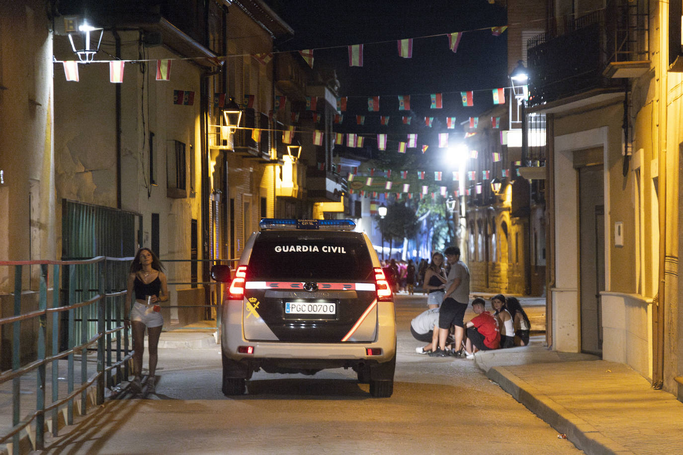 Controles y perros, así patrulla la Guardia Civil en las fiesta de los pueblos