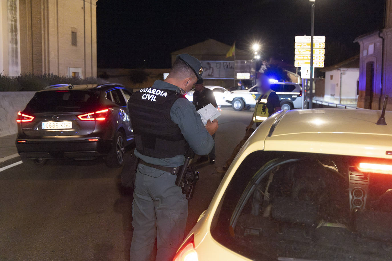 Controles y perros, así patrulla la Guardia Civil en las fiesta de los pueblos