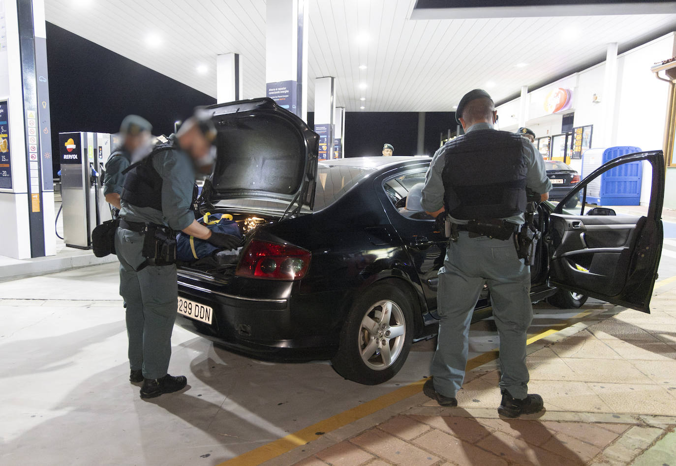 Controles y perros, así patrulla la Guardia Civil en las fiesta de los pueblos