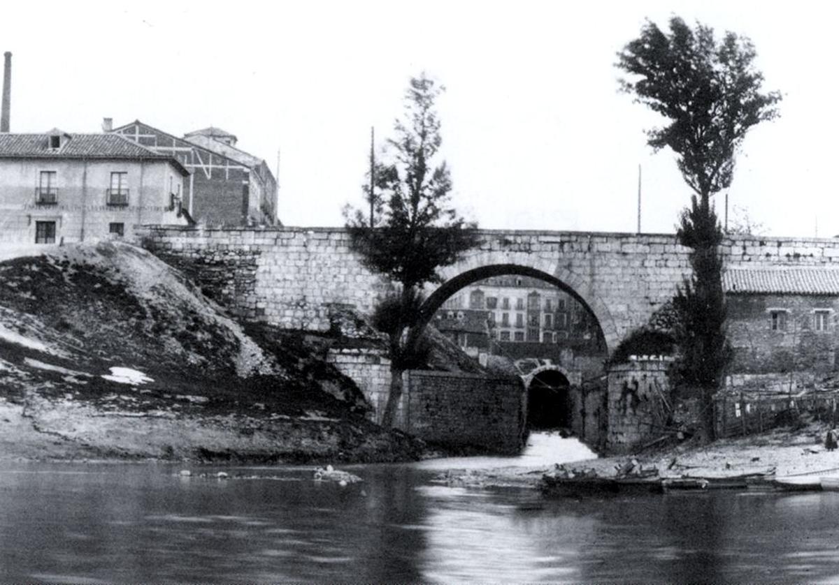 Puente del Cubo o del Espolón, situado en la desembocadura del brazo Sur del Esgueva en el Pisuerga.