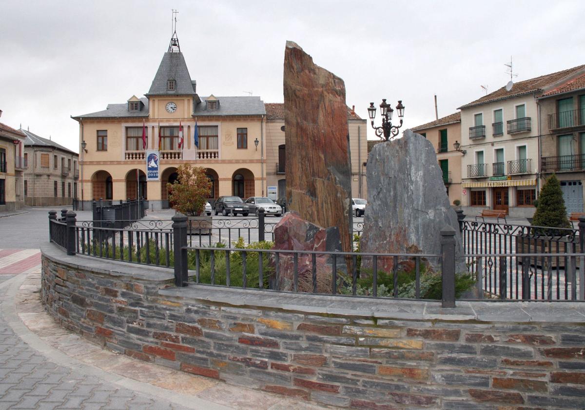 Plaza Mayor de Bernardos, con el monumento a la pizarra y el Ayuntamiento al fondo.