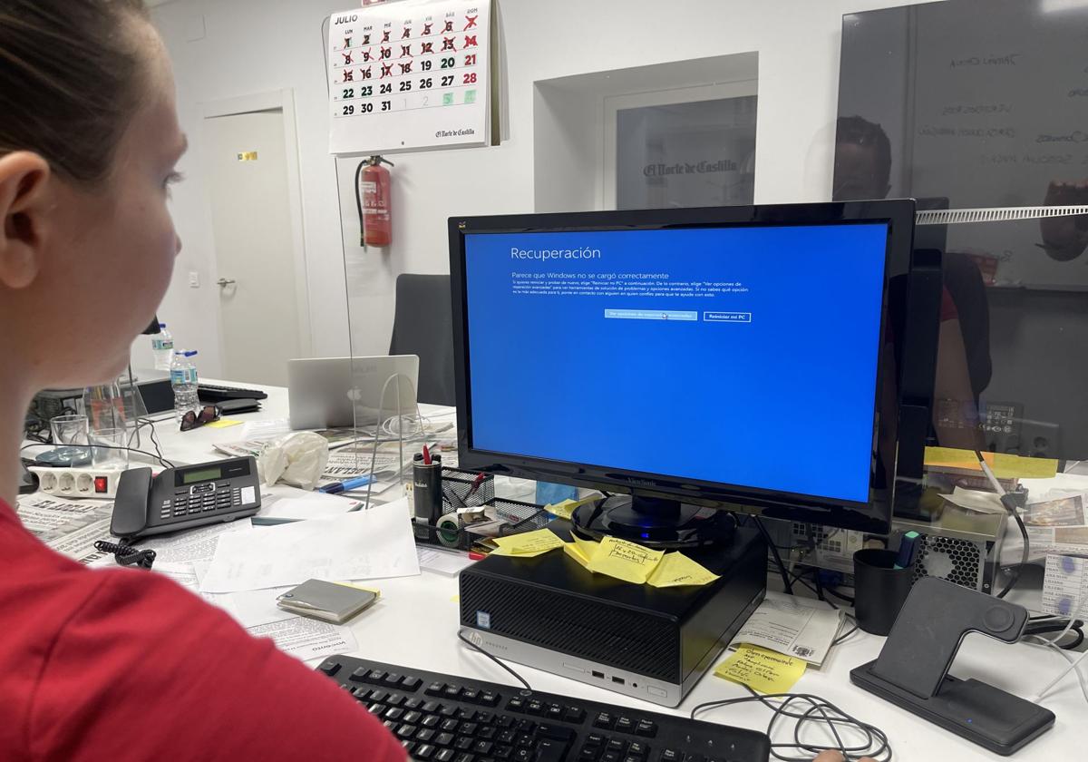 Una mujer observa la pantalla de su ordenador con el mensaje del fallo de Windows.