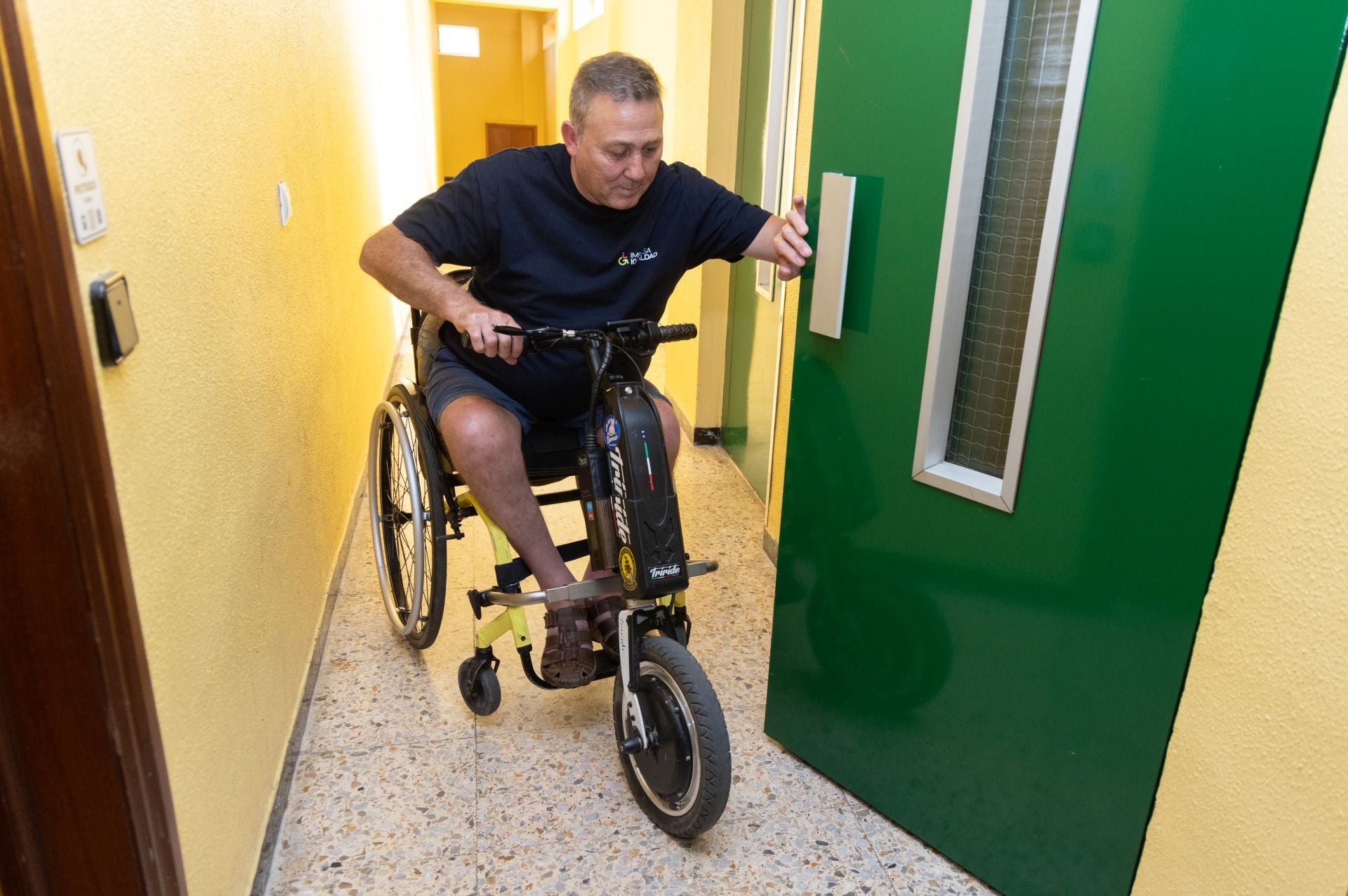 «Los vecinos se han portado muy bien; pero el ascensor no tiene arreglo y llevo así 20 años»