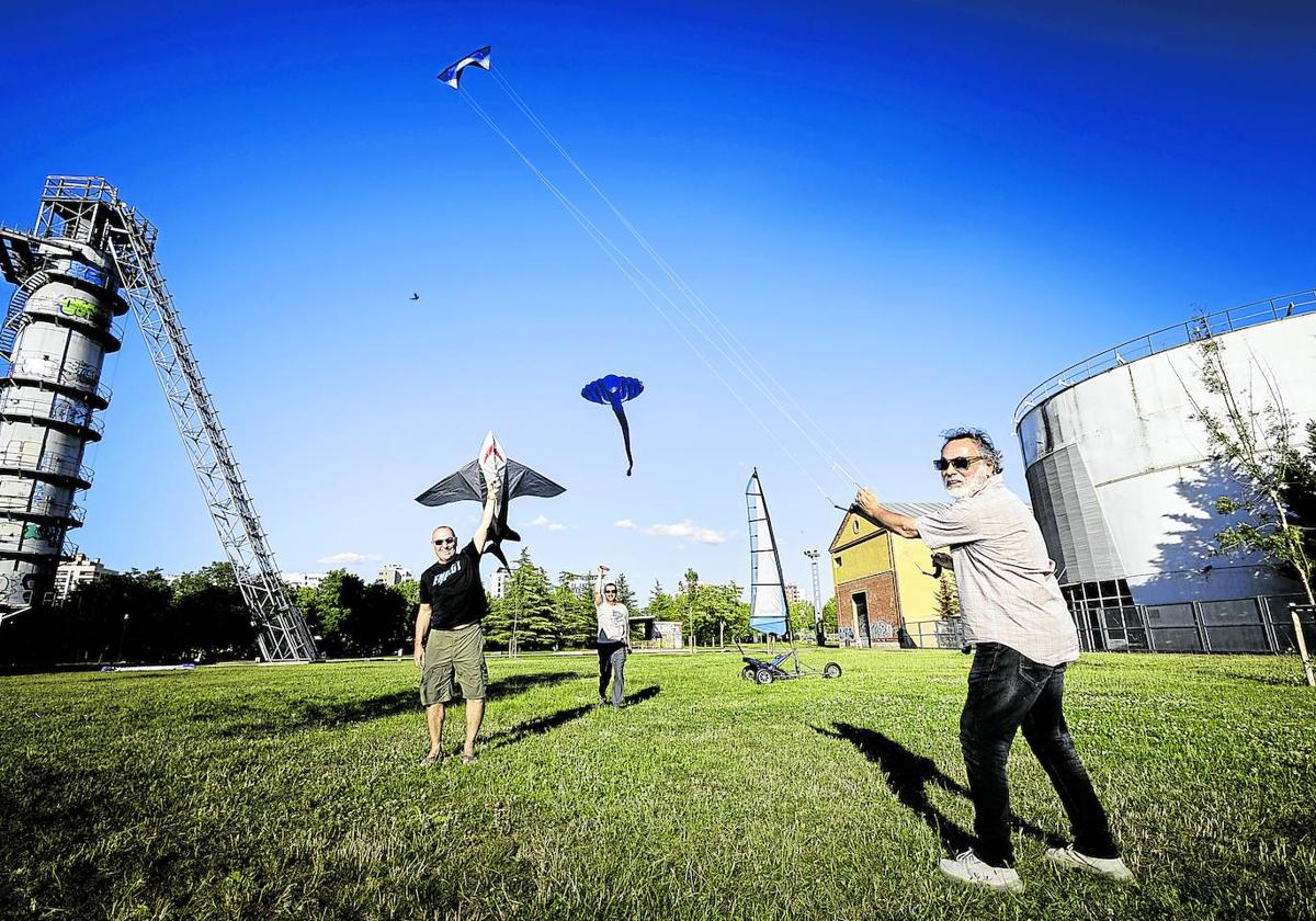 Héctor, Luis y Guillermo, con varias cometas en el parque de Las Norias.