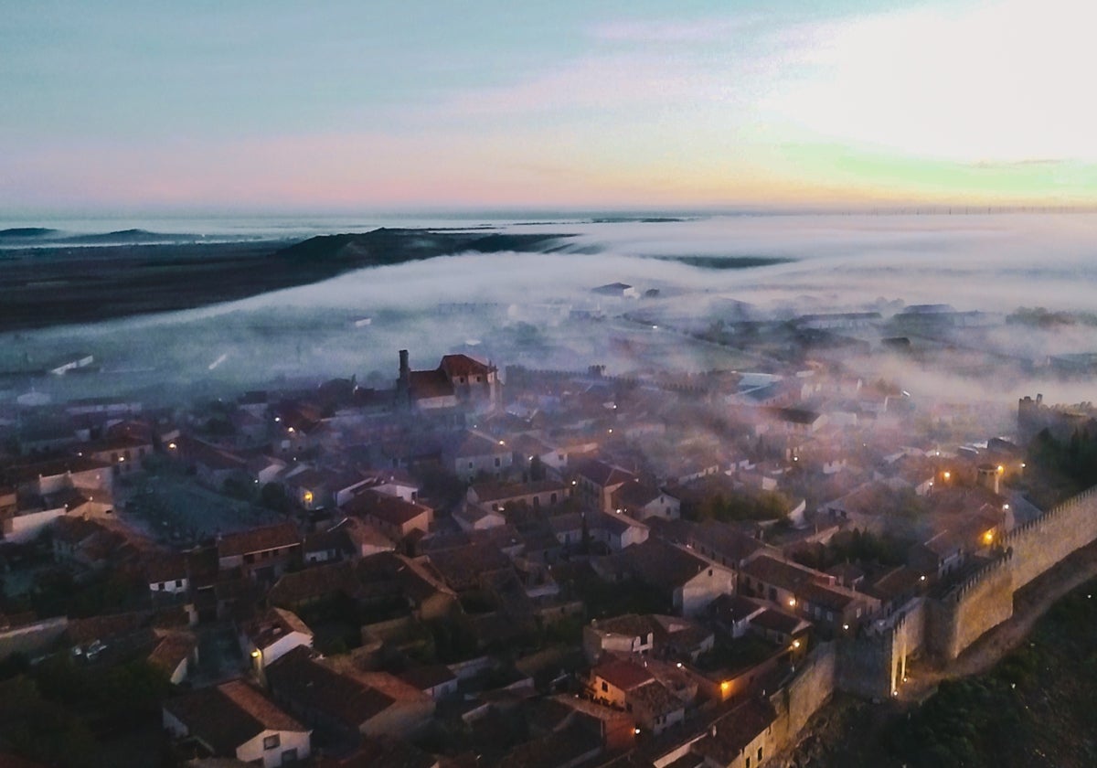 Espectacular panorámica de la Vila del Libro bajo la niebla.