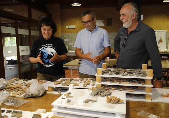 Los arqueólogos, Esperanza Martín y Miguel Torres, junto a Carlos Sanz, director del Centro de Estudios Vacceos Federico Wattenberg.