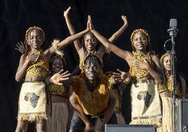 Un momento del espectáculo de Voces por Benin, en el escenario del patio del colegio San José.