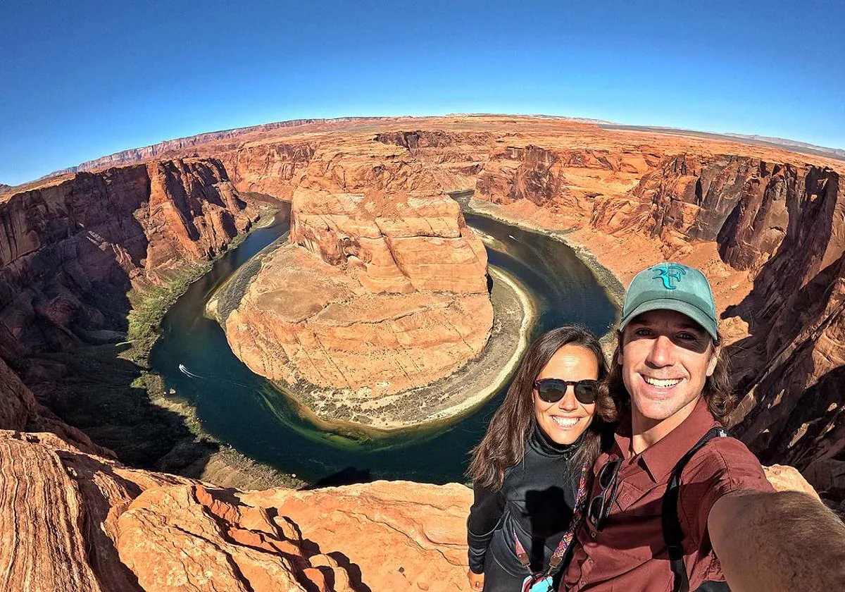 Scheherezade y Carlos en la Curva de la Herradura o Horseshoe Bend en Arizona.