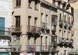 Bloques de edificios antiguos rehablitados y otros sin reformar en la Calle Real de Segovia.