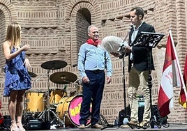 El pregonero, Félix Ángel Barrios, junto al alcalde de Alcazarén durante su intervención en la apertura de las fiestas patronales.