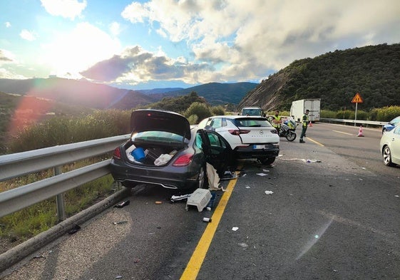 Los dos vehículos accidentados en la A-6 en Torre de El Bierzo (León).