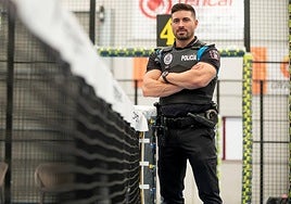El oficial de la Policía Municipal Diego Calvo en la pista de pádel donde salvó la vida de un hombre.