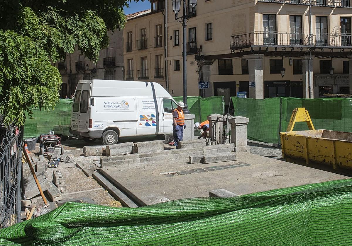Obreros trabajan este lunes en los prolegómenos de las obras de renovación de los aseos de la Plaza Mayor de Segovia.