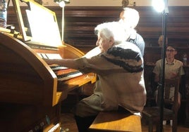 Monserrat Torren, al órgano en el concierto en la iglesia de San Agustín, de los padres Filipinos.