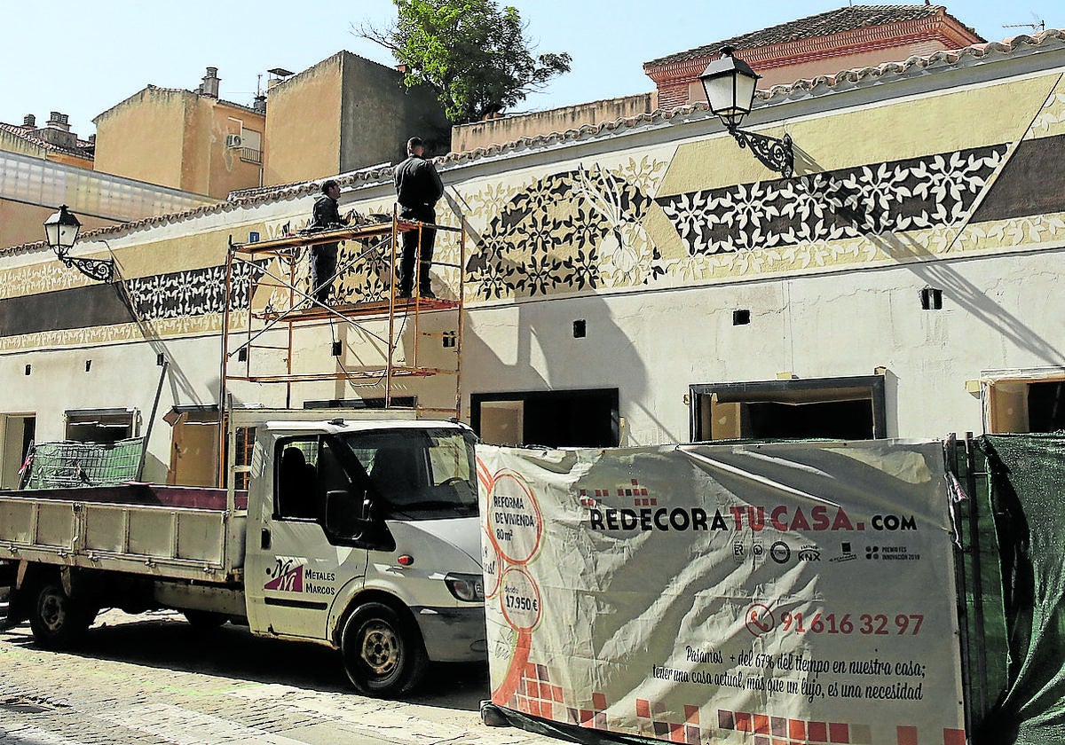 Obras de remodelación que se llevan a cabo en los puestos del mercado de Los Huertos.