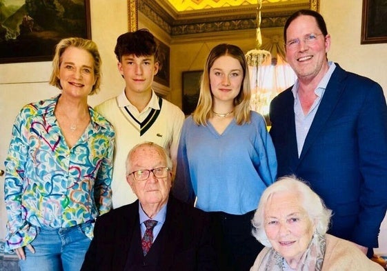 Primera imagen de los Reyes Alberto y Paola de Bélgica, la Princesa Delphine de Bélgica y James O'Hare y sus hijos, la Princesa Josephine de Bélgica y el Príncipe Oscar de Bélgica.