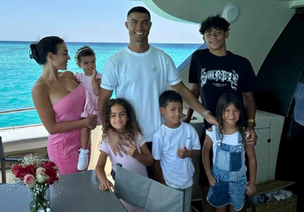 Cristiano Ronaldo y Georgina Rodríguez acompañados por sus hijos.