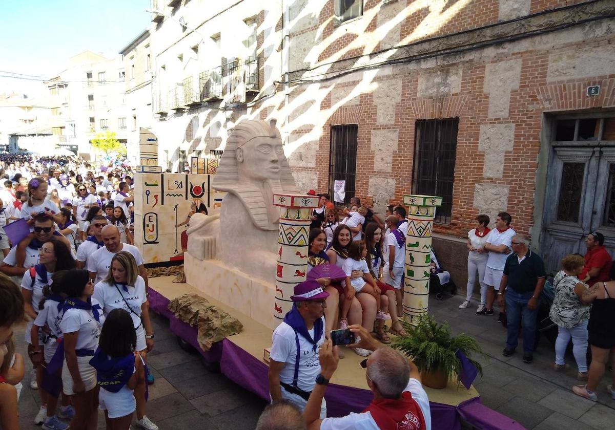 Desfile de peñas el primer día de las Fiestas Populares de Agosto del pasado año.