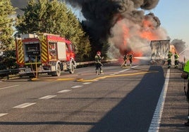 Los bomberos y la Guardia Civil trabajan en la zona afectada en la A-62.