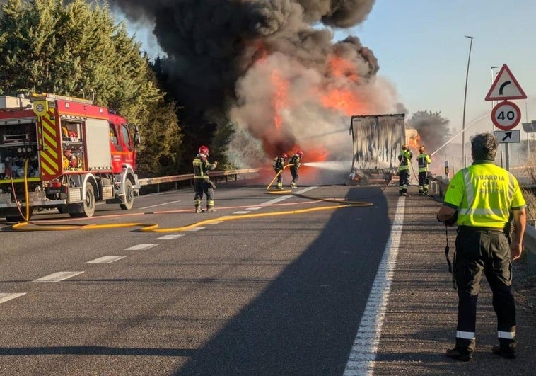 Los bomberos y la Guardia Civil trabajan en la zona afectada en la A-62.