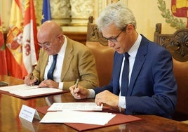 El alcalde de Valladolid, Jesús Julio Carnero y el director de la factoría Michelin de Valladolid, Bruno Arias, durante la firma del convenio.