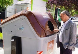 Alberto Cuadrado examina uno de los contenedores de residuos orgánicos instalados en Girón.