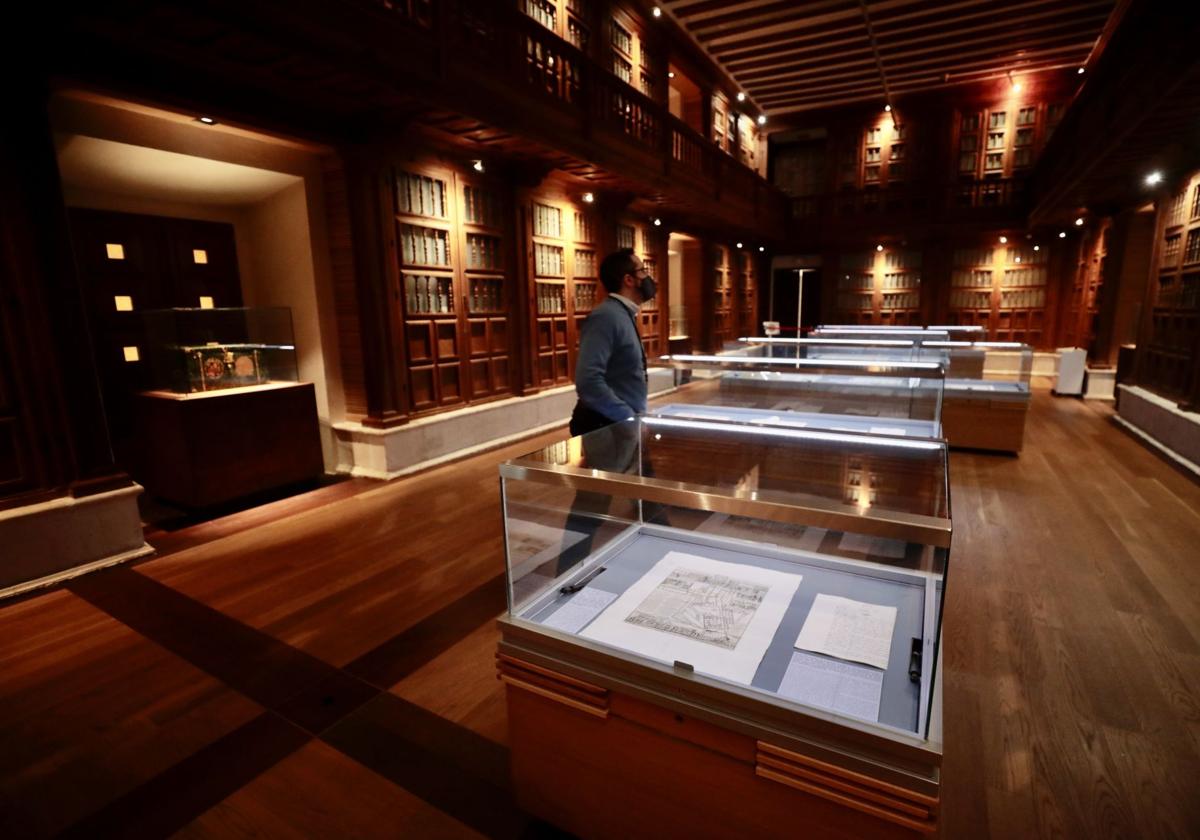 Un visitante observa una de las salas del Archivo de Simancas.