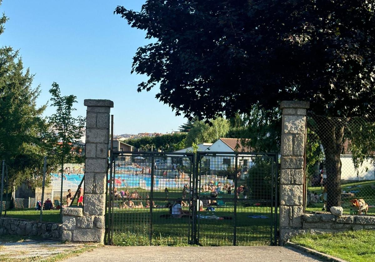 Acceso a la piscina de El Espinar.