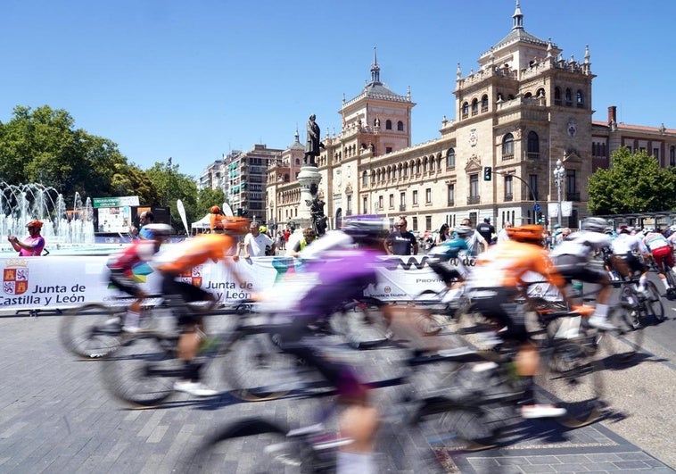 Salida de la plaza Zorrilla de la XXVIII Clásica ciclista internacional a Castilla y León