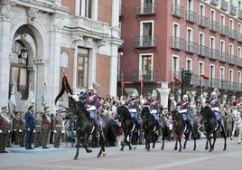 Parada militar por la festividad de Santiago en la Plaza Mayor de Valladolid, en imagen de archivo.