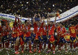 Los jugadores de la selección española celebran su victoria en la final de la Eurocopa.