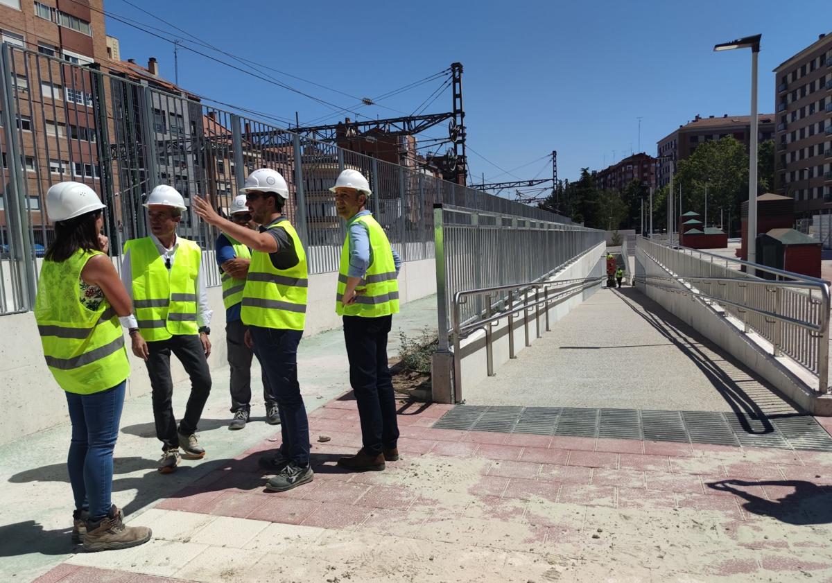 Imagen principal - Acceso a la rampa de la calle Estación, paso bajo las vías y salida hacia Delicias. 