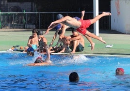 Numerosos bañistas en la piscina del Sotillo de Palencia.