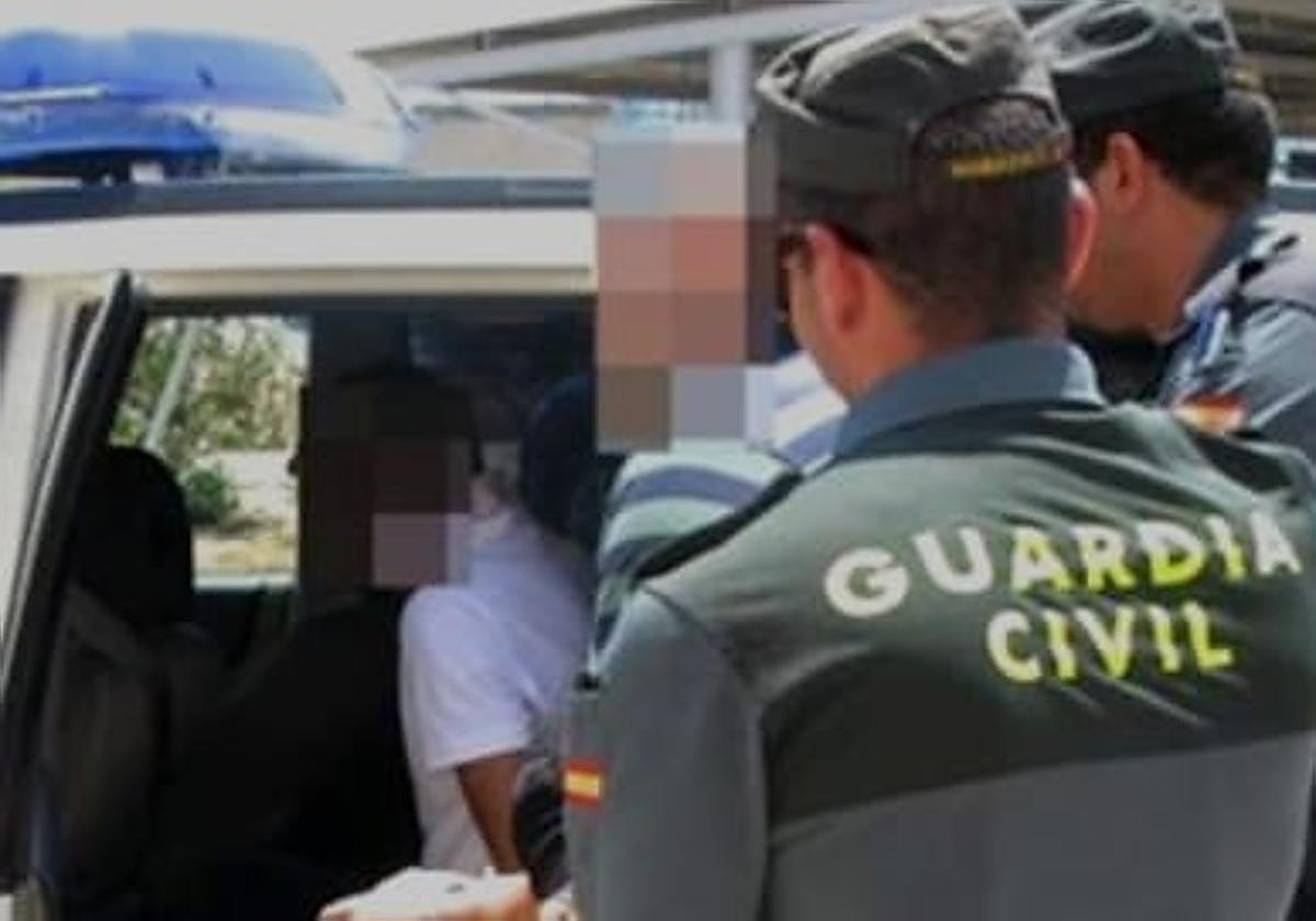 Agentes de la Guardia Civil durante la detención del sospechoso.