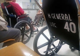 Pacientes esperan en sillas de ruedas en el área de Urgencias del Hospital General de Segovia.