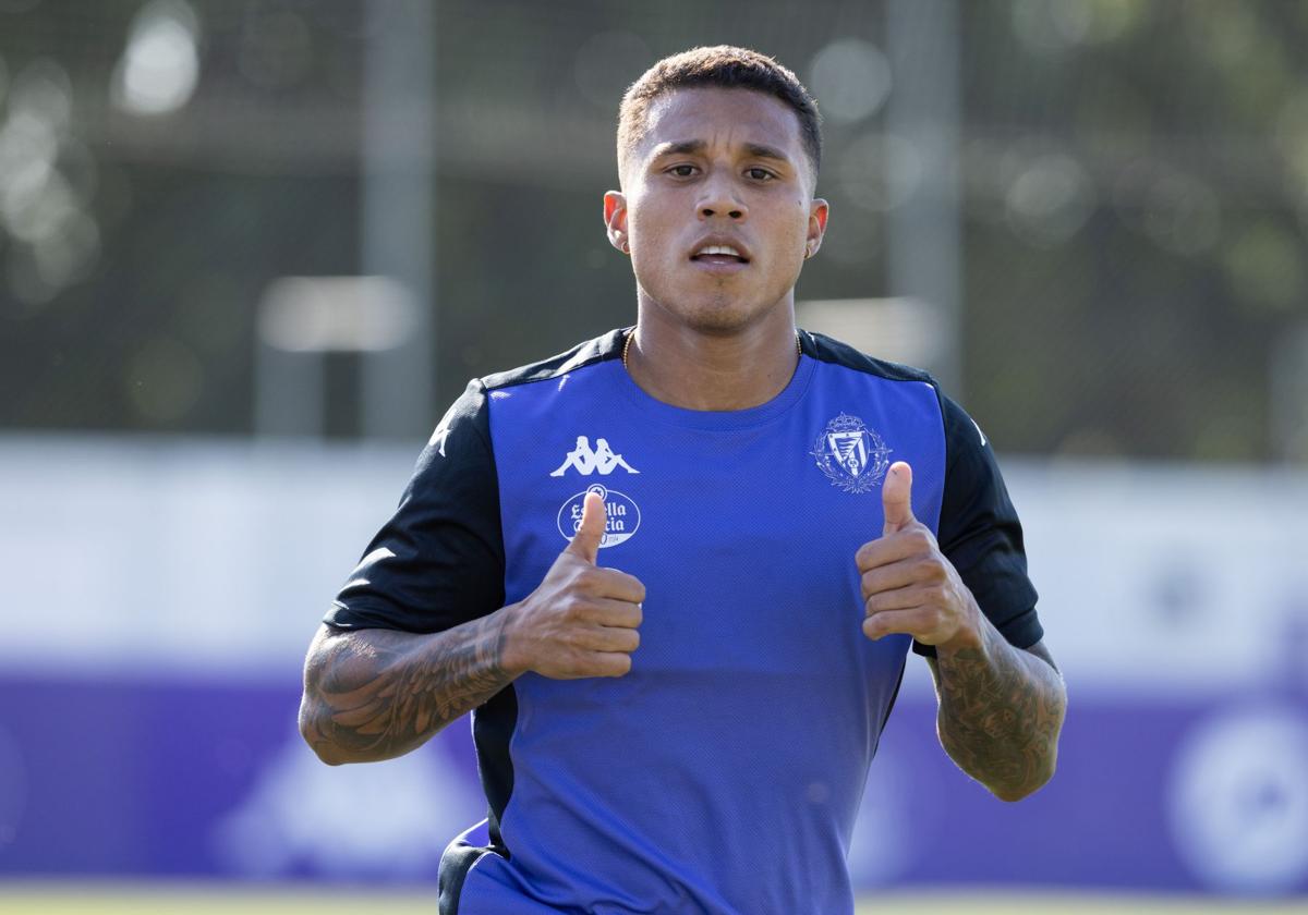 Machis levanta sus dos pulgares durante la sesión de entrenamiento del Real Valladolid.