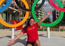 La jugadora zamorana del Aula Cultural, María Prieto O'Mullony, posa en los aros en París.