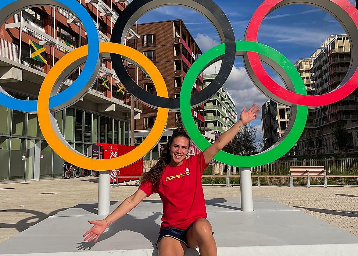 La jugadora zamorana del Aula Cultural, María Prieto O'Mullony, posa en los aros en París.