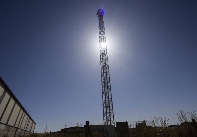 Antena instalada el pasado mes de octubre y que sigue sin servicio