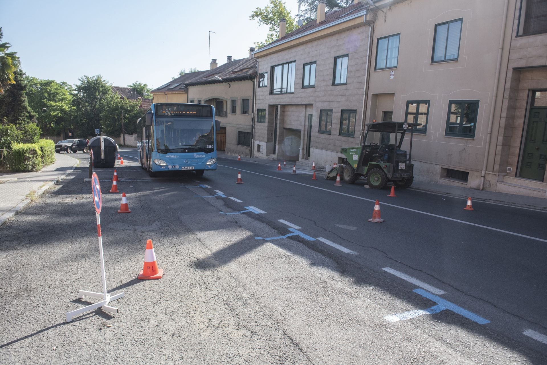 Un autobús circula por las plazas de aparcamiento suprimidas en la calle San Gabriel.